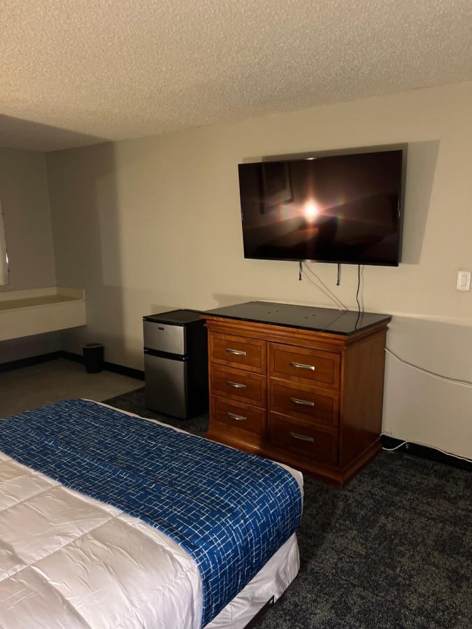 Travelodge By Wyndham Lincoln Northeast Exterior foto